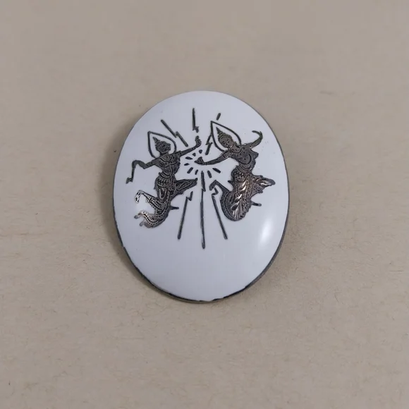 White and Sterling Silver Brooch - Picture 4 of 9